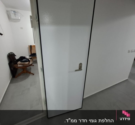 דלת עם מנעול מותקן בחדר